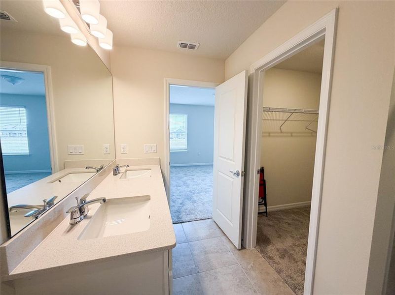 Furnished interior view inside a new home in , Orlando (Image 9).