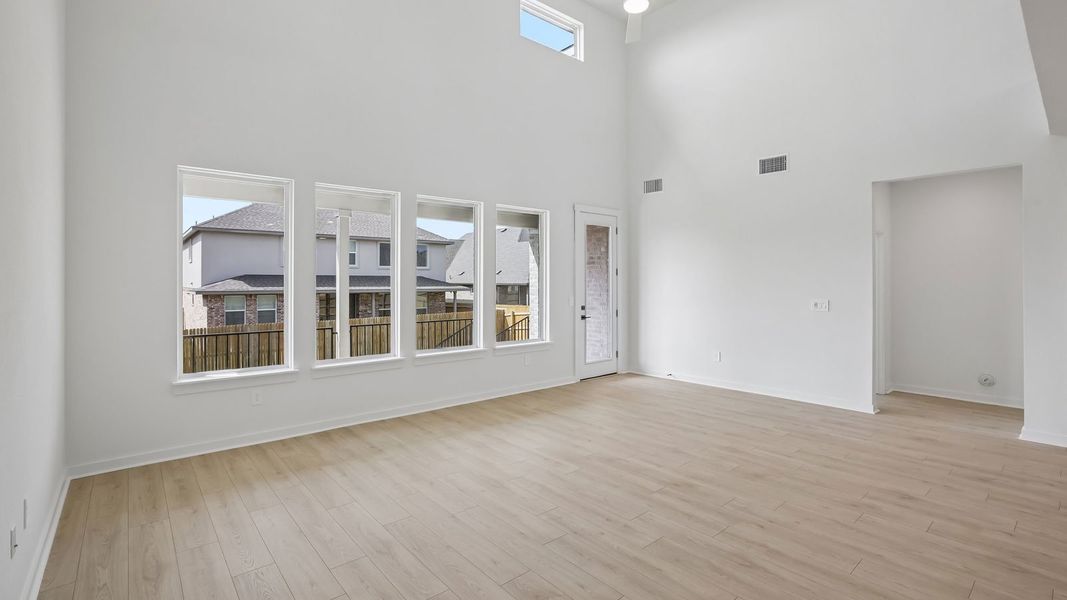 Spacious, unfurnished interior of a new home in Rosenbusch Ranch, Leander (Image 21).