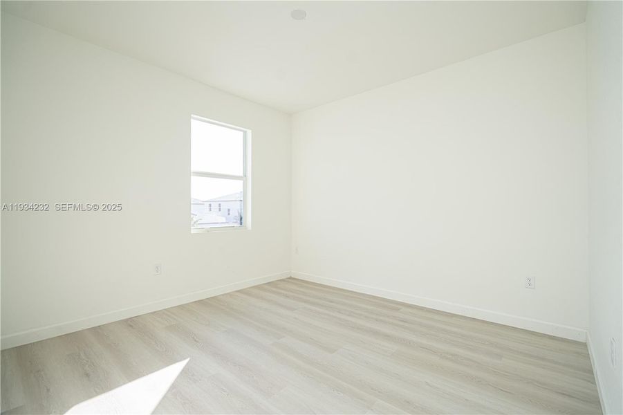 Spacious, unfurnished interior of a new home in Acacia Groves, Miami (Image 54).