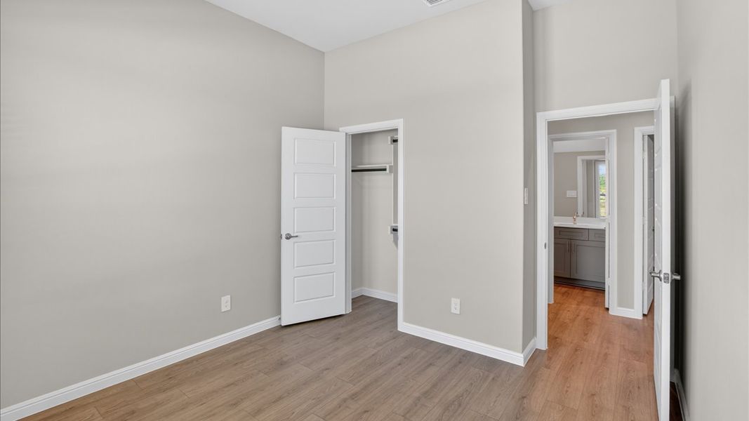Spacious, unfurnished interior of a new home in Lakeview Pointe, Grand Prairie (Image 24).
