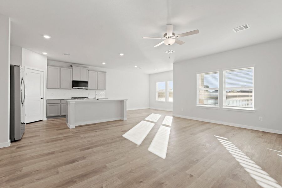 Spacious, unfurnished interior of a new home in Woodshore, Clute (Image 25).