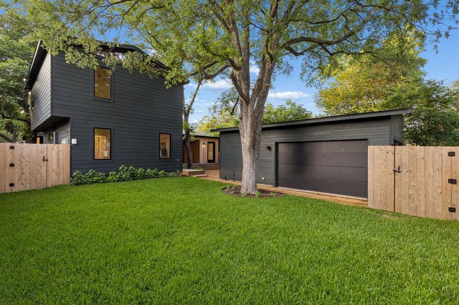Exterior details and patio area of a home in , Dallas (Image 24).