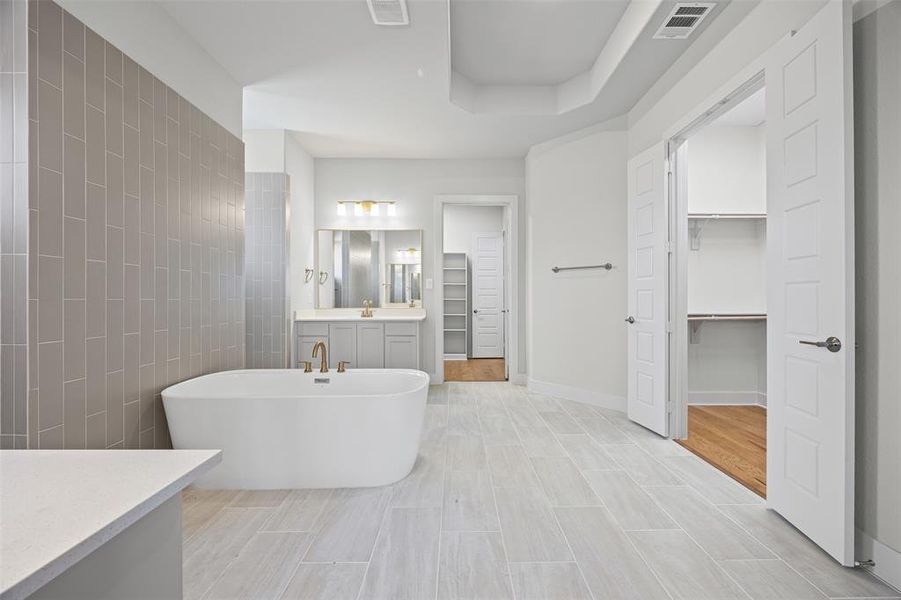 Furnished interior view inside a new home in Waterfall Ranch - 1 Acre Lots, Waxahachie (Image 5).