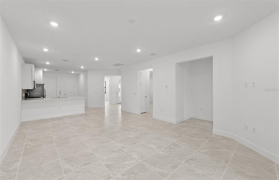 Spacious, unfurnished interior of a new home in Talon Preserve on Palmer Ranch, Nokomis (Image 18).