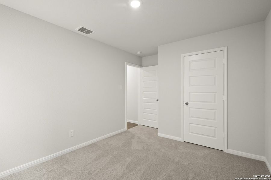 Spacious, unfurnished interior of a new home in Timber Creek, San Antonio (Image 10).