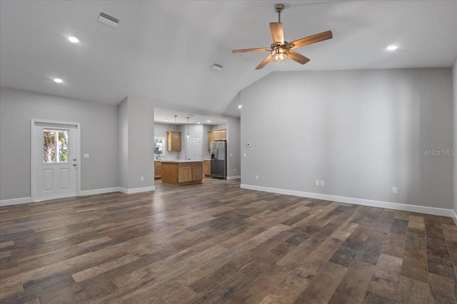 Spacious, unfurnished interior of a new home in , Chiefland (Image 44).