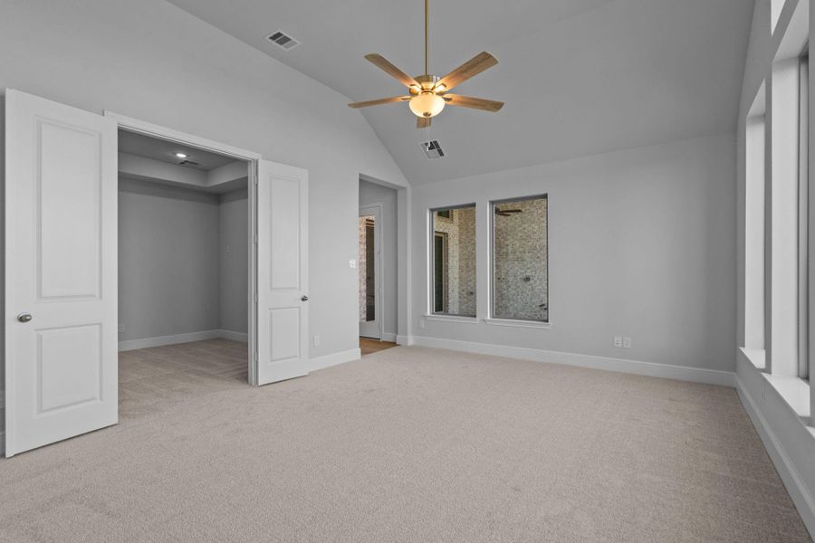 Spacious, unfurnished interior of a new home in Valencia 70', Manvel (Image 28).