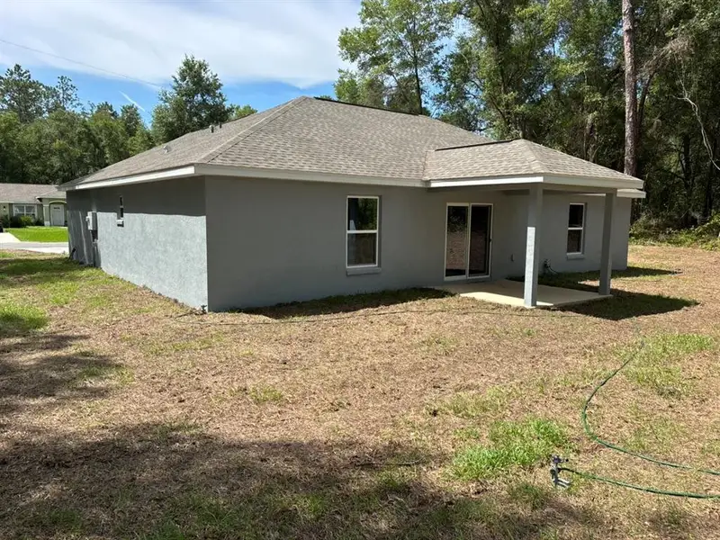 Exterior details and patio area of a home in , Dunnellon (Image 19).