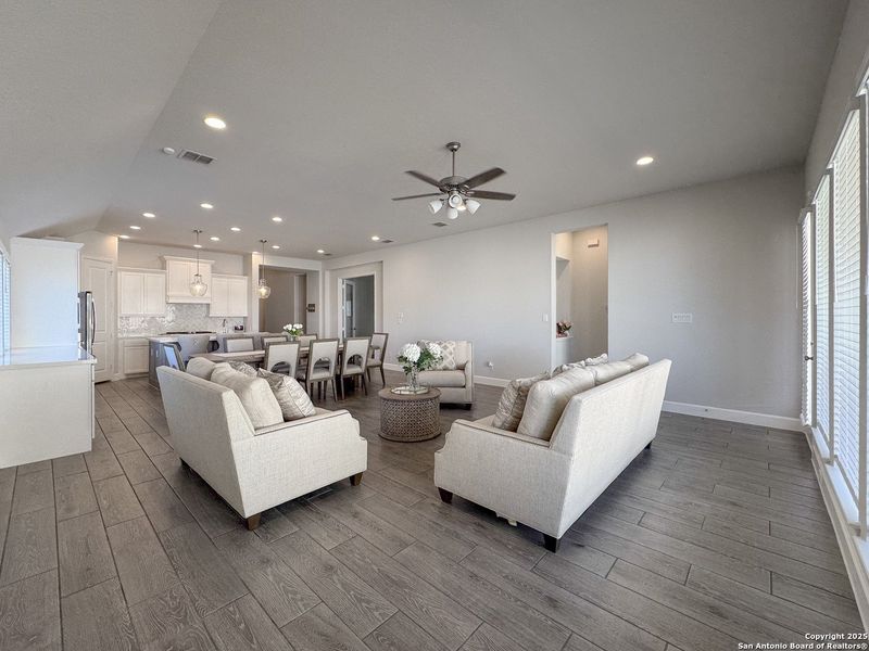 Furnished interior view inside a new home in Cibolo Canyons 50', San Antonio (Image 30). Furnished interior view inside a new home in Cibolo Canyons 50', San Antonio (Image 30).