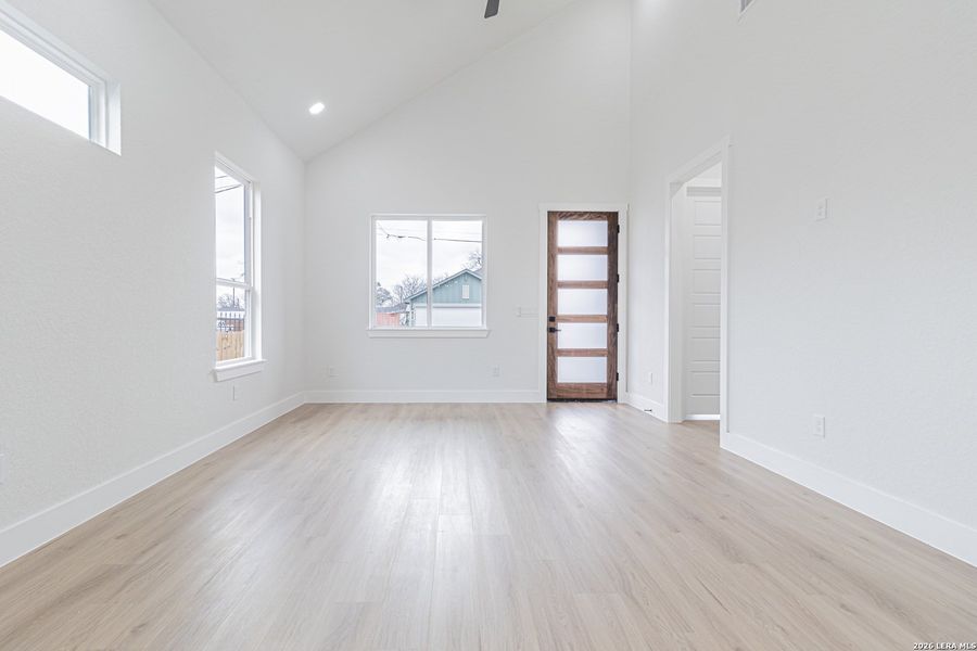 Spacious, unfurnished interior of a new home in , San Antonio (Image 27).