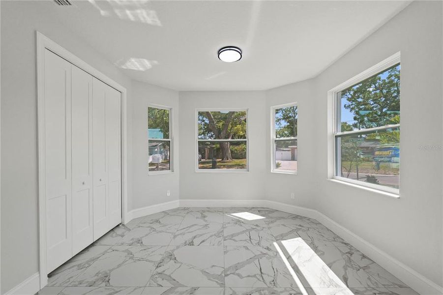 Spacious, unfurnished interior of a new home in , Tampa (Image 20).