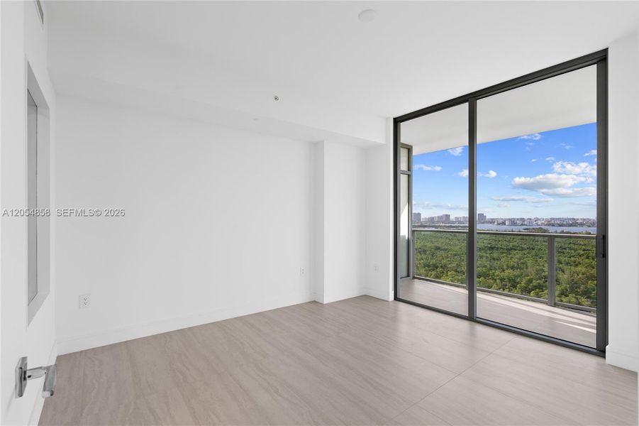 Spacious, unfurnished interior of a new home in One Park Tower, Miami (Image 51).