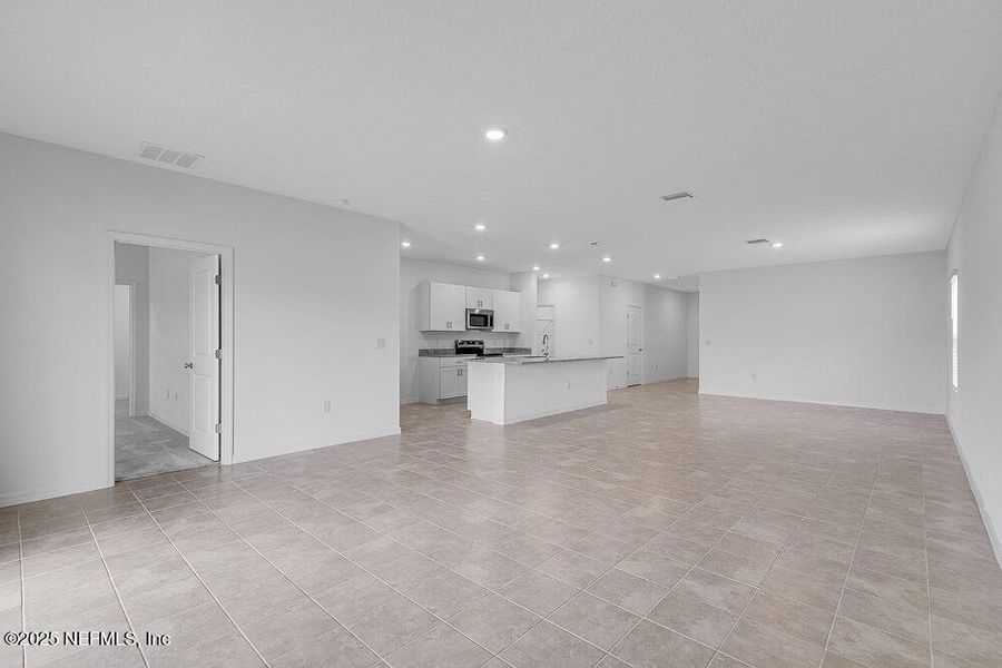 Spacious, unfurnished interior of a new home in Coopers Meadow, Jacksonville (Image 19).