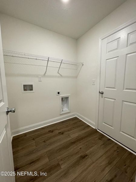 Spacious, unfurnished interior of a new home in Pinewood Place, Middleburg (Image 24).