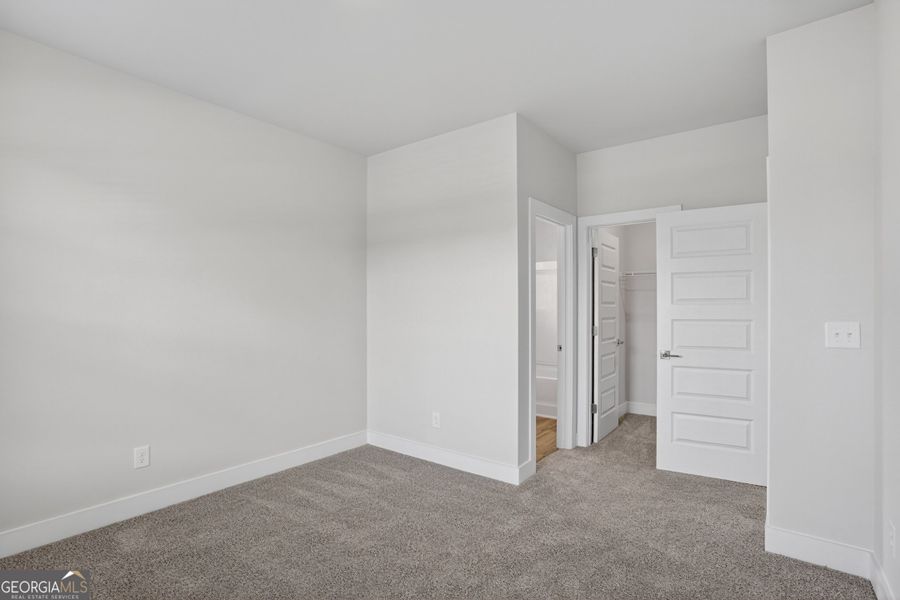 Spacious, unfurnished interior of a new home in The Fairways at Mirror Lake, Villa Rica (Image 23).