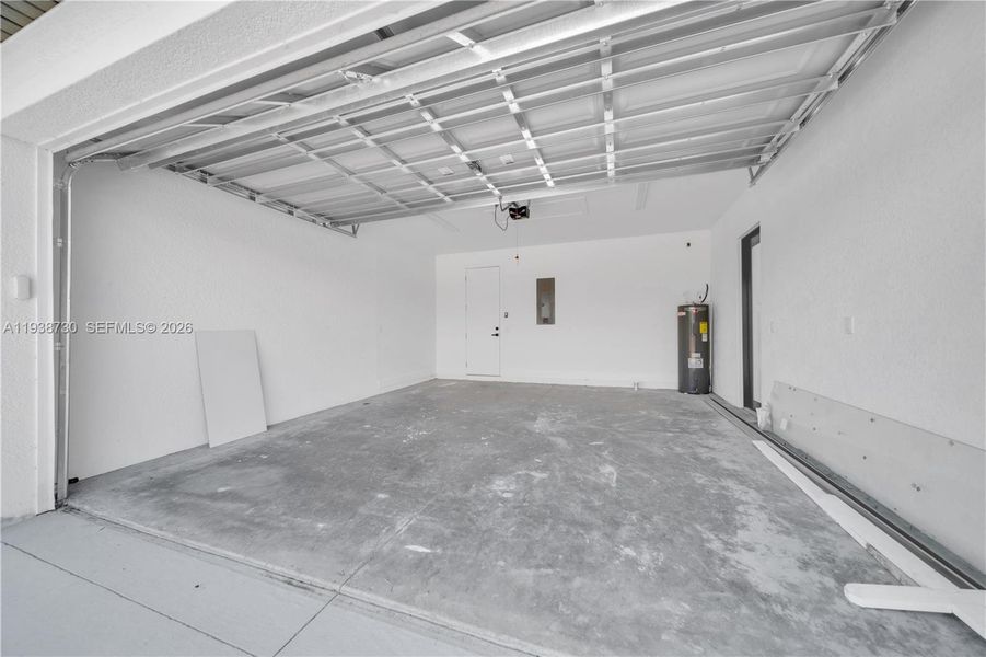 Spacious, unfurnished interior of a new home in , Cape Coral (Image 21).