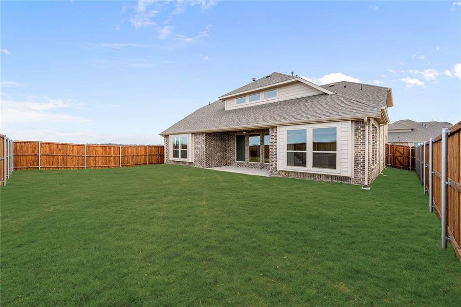 Exterior details and patio area of a home in Stone River Glen 60s, Royse City (Image 22).