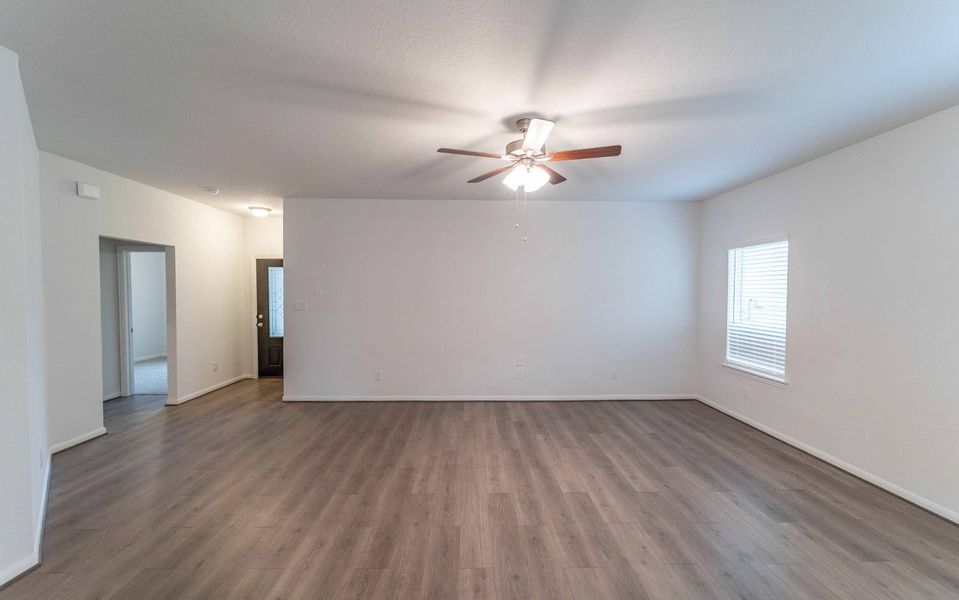 Spacious, unfurnished interior of a new home in Hunter's Ranch, San Antonio (Image 9).