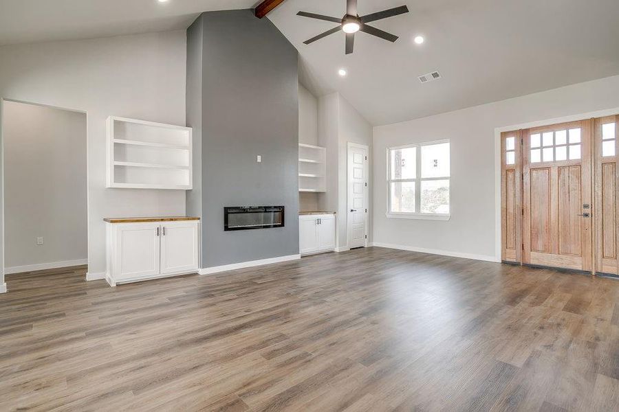 Spacious, unfurnished interior of a new home in , Glen Rose (Image 23).