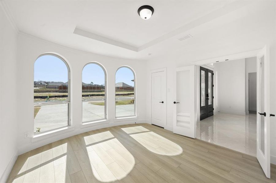 Spacious, unfurnished interior of a new home in High Country, Burleson (Image 33).