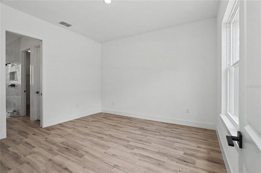 Spacious, unfurnished interior of a new home in , Ocala (Image 17).