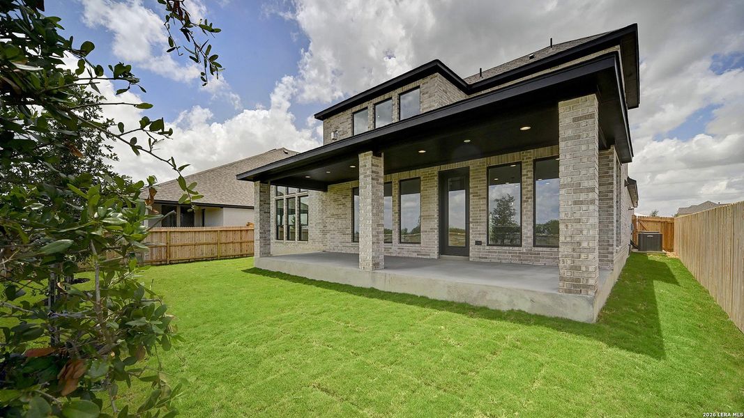 Exterior details and patio area of a home in Haby Hill, San Antonio (Image 4).