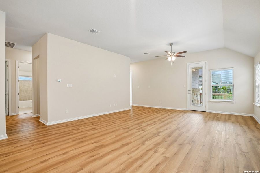 Spacious, unfurnished interior of a new home in The Crossvine, Schertz (Image 11).