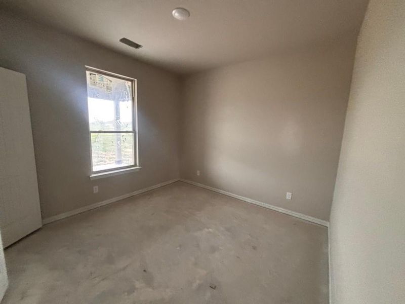 Room featuring a single window, neutral wall paint, white baseboards, and a recessed ceiling light fixture