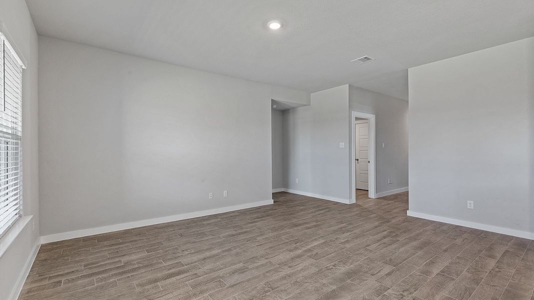 Spacious, unfurnished interior of a new home in Eagle Creek, Denton (Image 13).