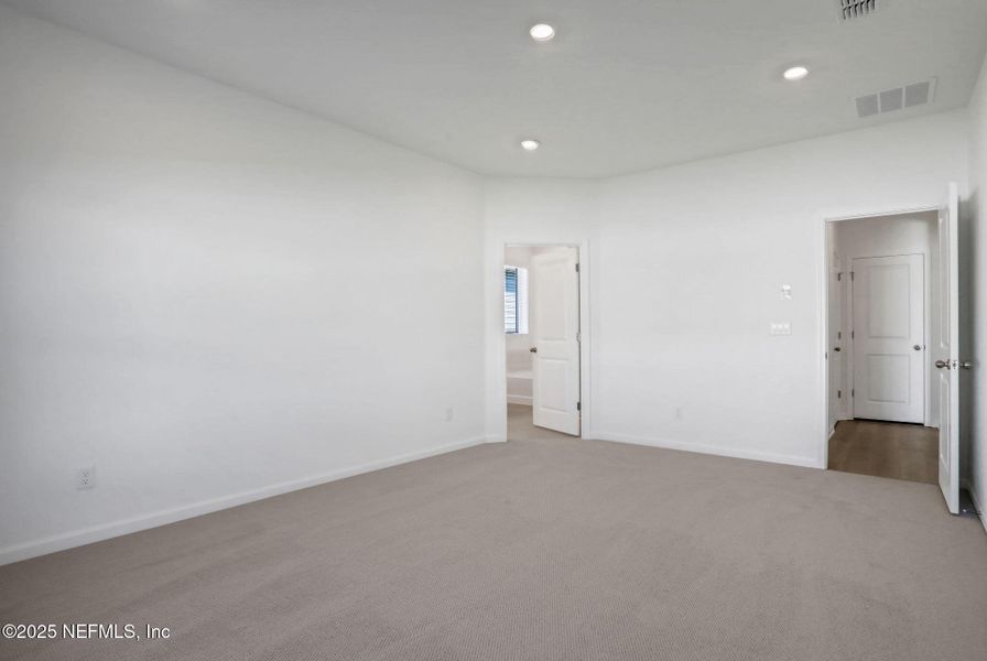 Spacious, unfurnished interior of a new home in Jennings Farm, Middleburg (Image 44).