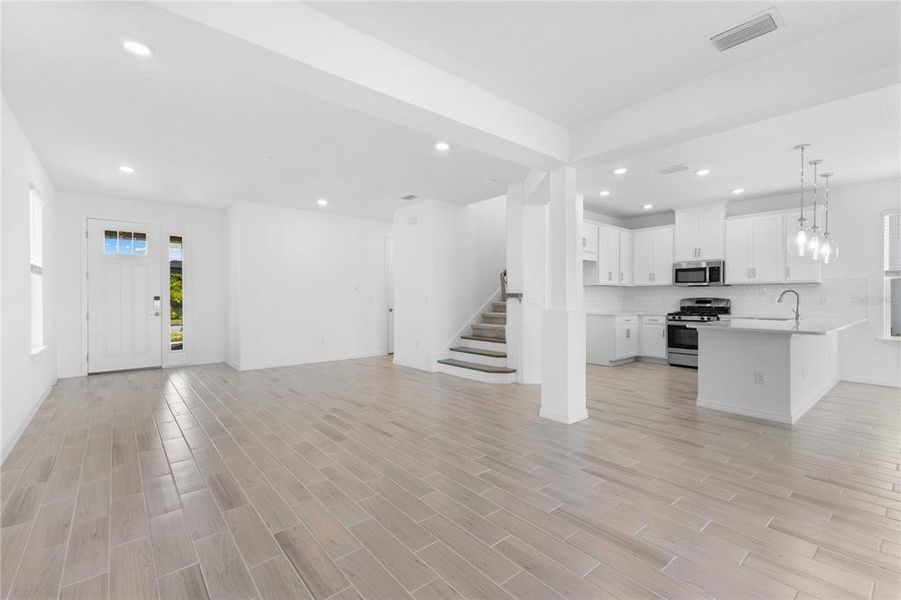Spacious, unfurnished interior of a new home in , Sarasota (Image 20).