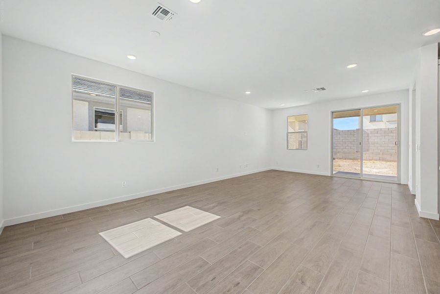 Spacious, unfurnished interior of a new home in Sunrise, Surprise (Image 6).