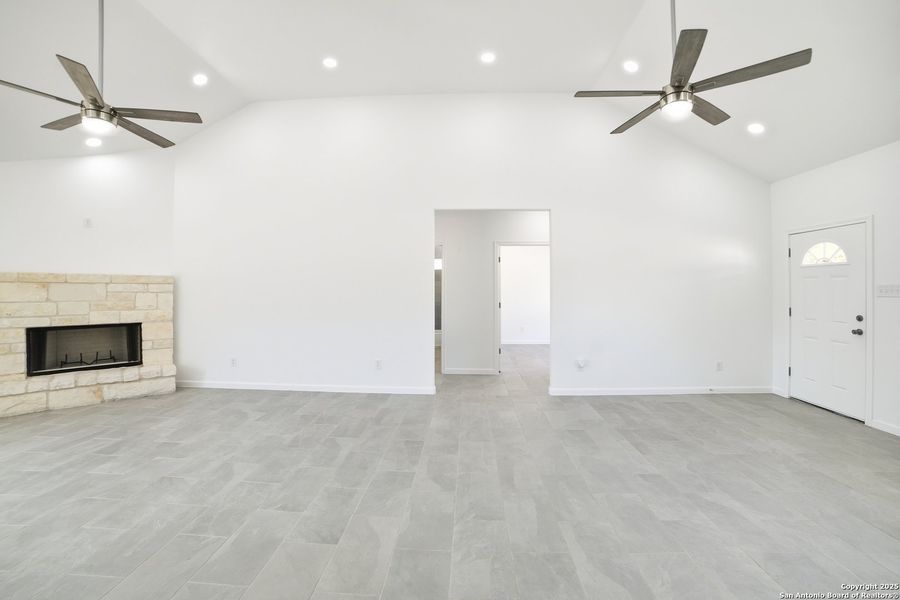 Spacious, unfurnished interior of a new home in , Lakehills (Image 12).