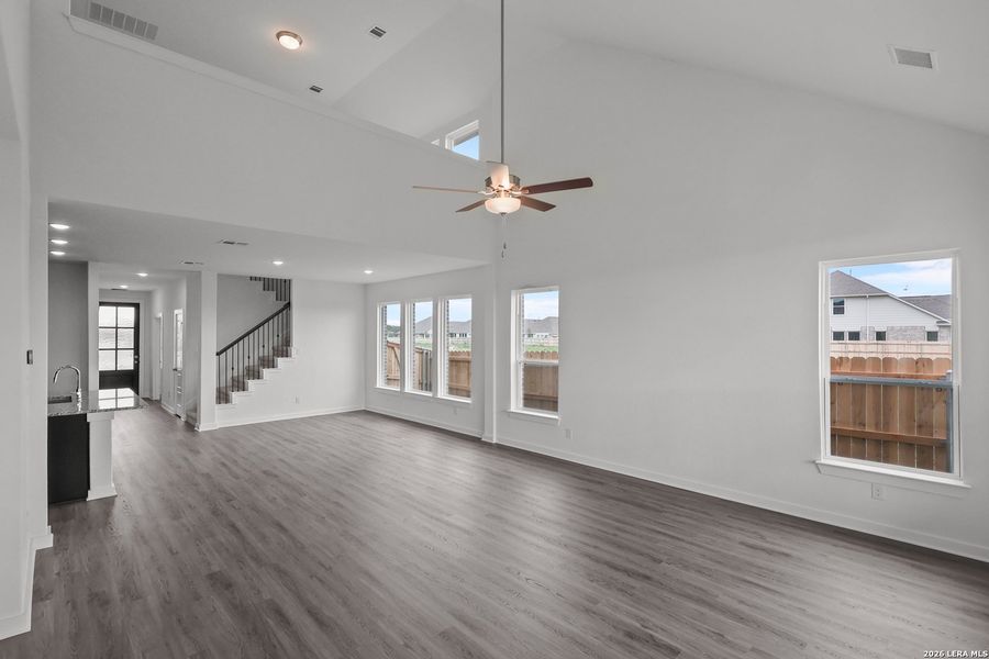 Spacious, unfurnished interior of a new home in Sunflower Ridge, New Braunfels (Image 23).