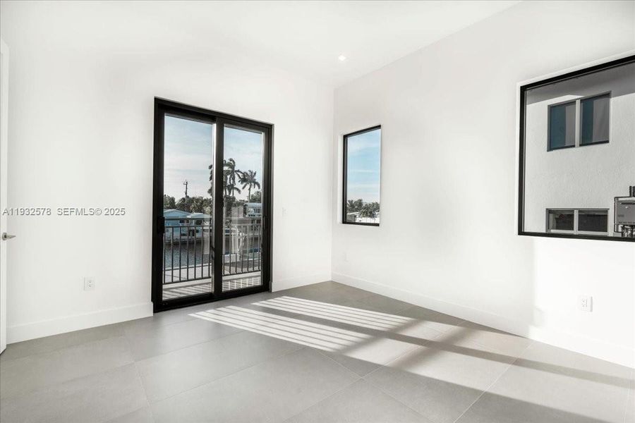 Spacious, unfurnished interior of a new home in , Marathon (Image 70).