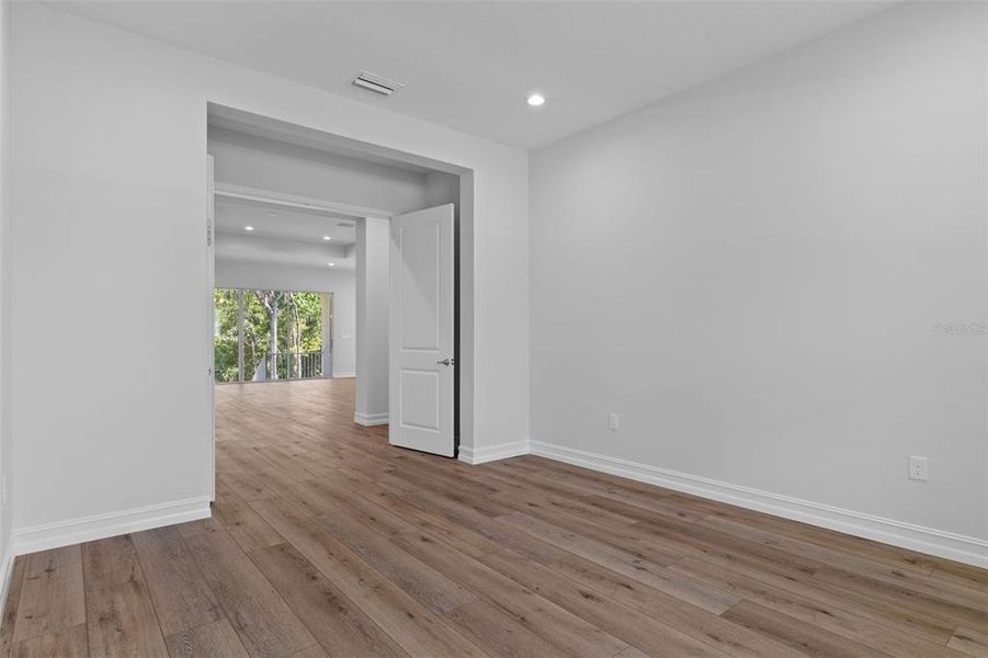 Spacious, unfurnished interior of a new home in Southern Hills Plantation, Brooksville (Image 38).
