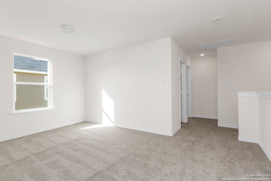 Spacious, unfurnished interior of a new home in Spanish Trails Villas, San Antonio (Image 10).