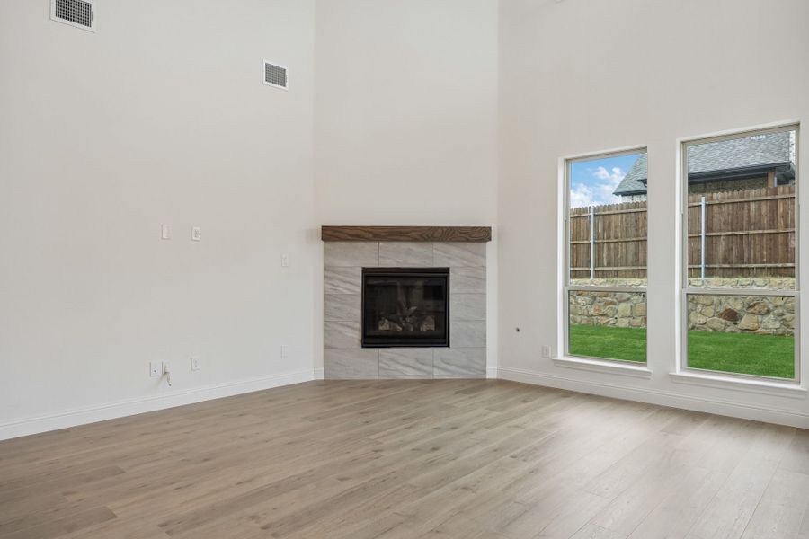 Spacious, unfurnished interior of a new home in Country Lakes, Denton (Image 17).