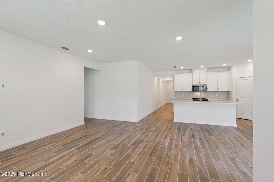 Spacious, unfurnished interior of a new home in Colbert Landings, Palm Coast (Image 27).