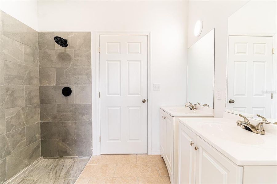 Furnished interior view inside a new home in , Lake Placid (Image 10).