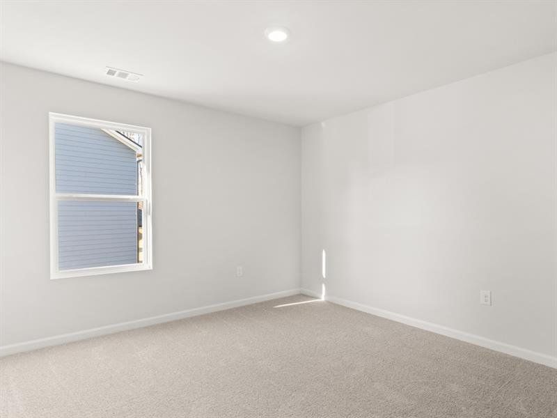 Spacious, unfurnished interior of a new home in Falcon Landing, Gainesville (Image 11).