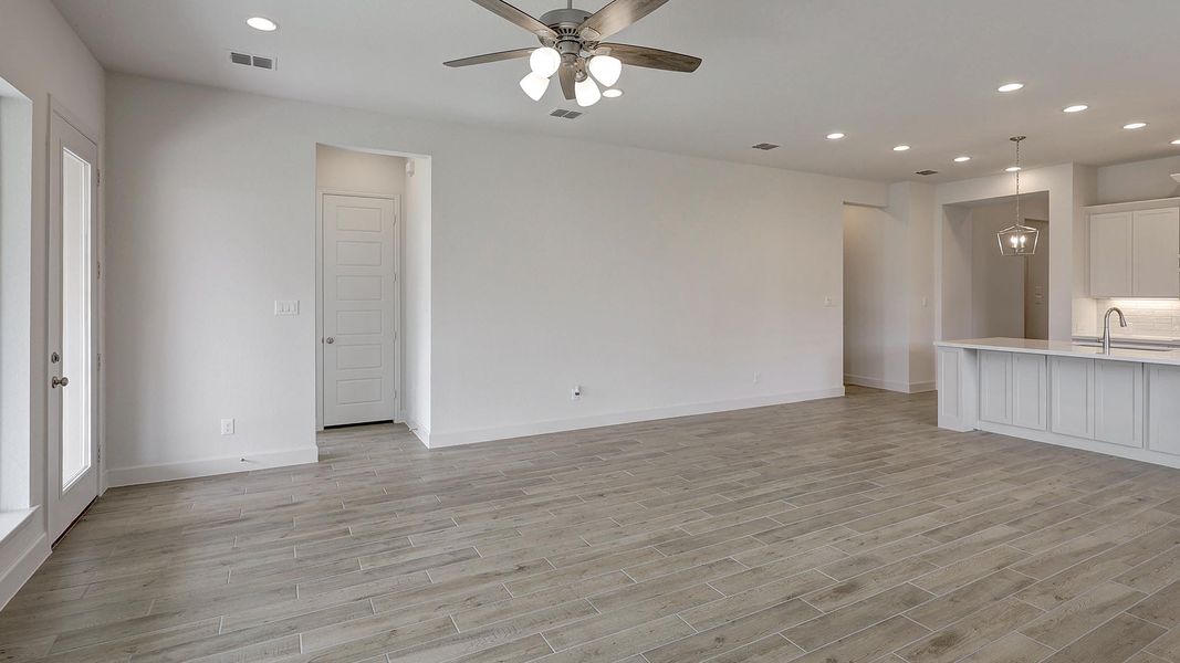Spacious, unfurnished interior of a new home in Alsatian Oaks 50', Castroville (Image 15).