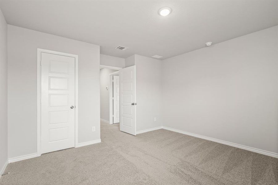 Spacious, unfurnished interior of a new home in Deer Creek, Crowley (Image 16).