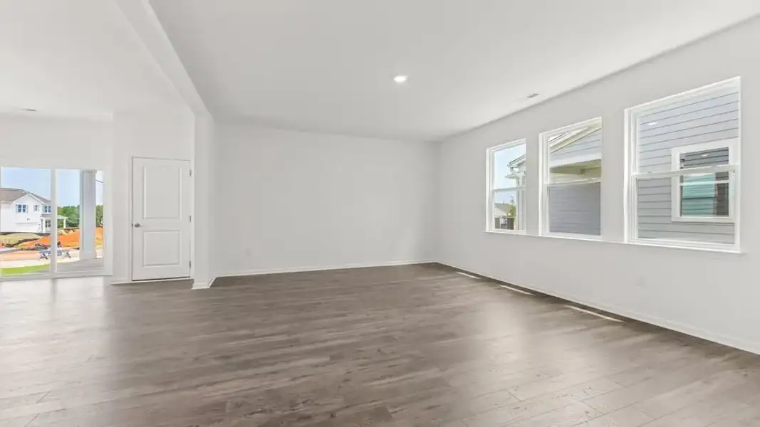 Spacious, unfurnished interior of a new home in Collins Ridge, Hillsborough (Image 25).