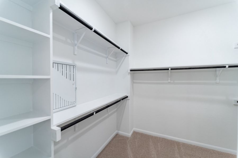 Spacious, unfurnished interior of a new home in Sunfield, Buda (Image 15).