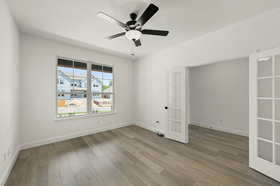 Spacious, unfurnished interior of a new home in Kentsdale Farms, DeSoto (Image 17).