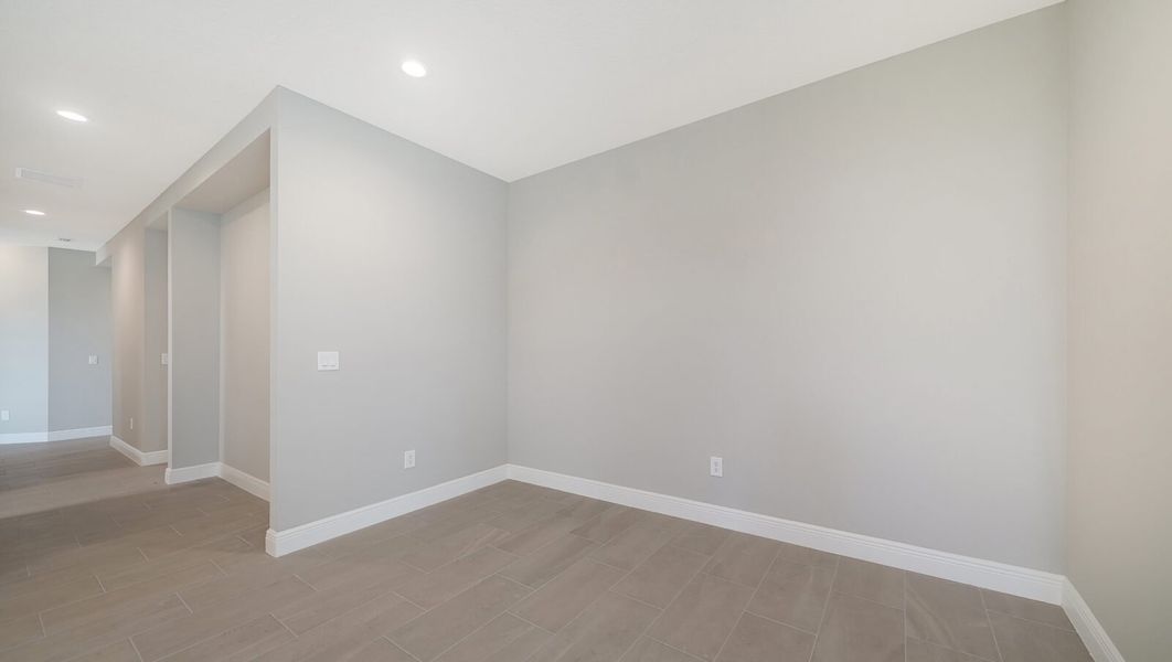 Spacious, unfurnished interior of a new home in Windward, Sarasota (Image 13).