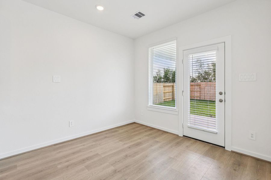 Spacious, unfurnished interior of a new home in Stewart's Ranch, Conroe (Image 17).