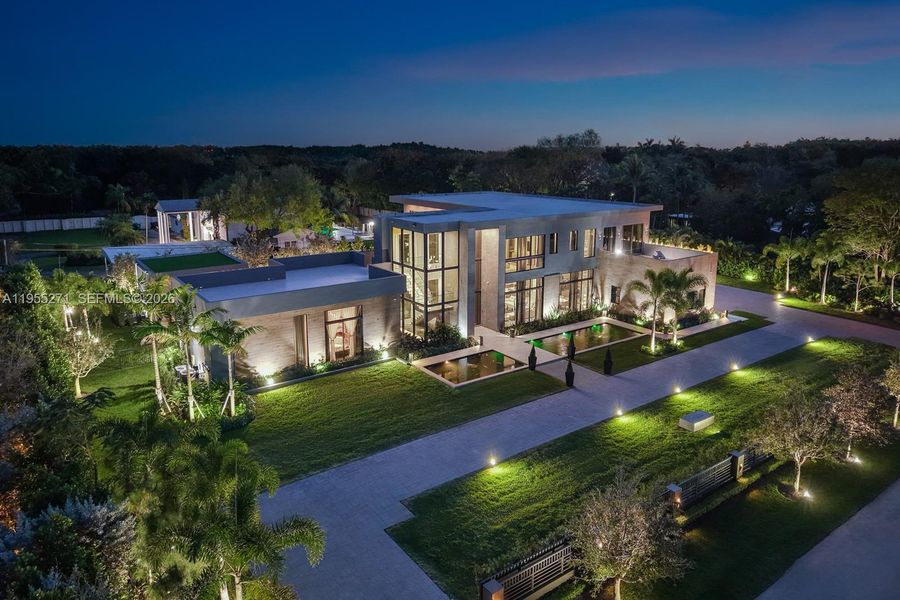 Condo located in Pinecrest, FL showcasing its design and architecture (Image 6).