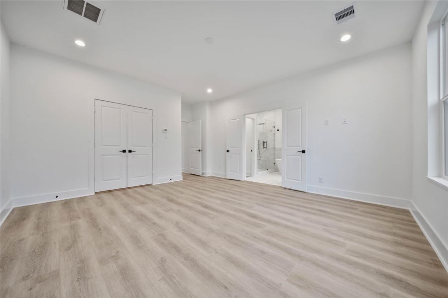 Spacious, unfurnished interior of a new home in , Houston (Image 22).